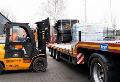 Transport z pomocą dla Ukrainy - załadunek środków zebranych przez mieszkańców Rybnika 