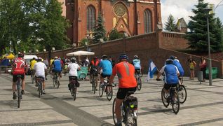 Grupa rowerzystów przy rybnickiej bazylice