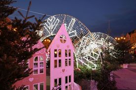 Świątecznie ustrojony rynek nocą