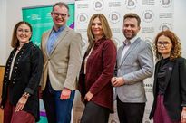 zdjęcie przedstawia uśmiechających się ludzi