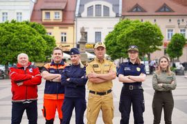 Zbiorowe zdjęcie przedstawicieli służb na rybnickim rynku