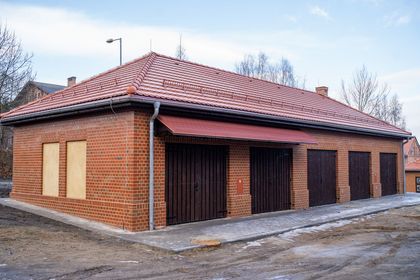 zakończone prace związane z odtworzeniem 3 nieużytkowanych budynków gospodarczych zlokalizowanych przy ul. Paderewskiego 31,33 oraz 35 