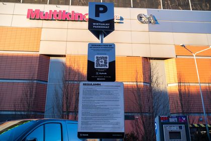 znak drogowy z napisem wirtualny parkomat