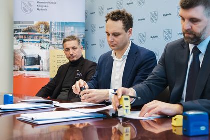Podpisanie umowy na konferencji prasowej: Piotr Kuczera – Prezydent Miasta Rybnika, Łukasz Kosobucki – Prezes spółki Komunikacja Miejska Rybnik Sp. z o.o. i Rafał Zajas, Dyrektor Sprzedaży Regionu Południowego Solaris Bus & Coach Sp. z o. o.