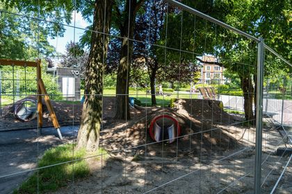 Zdjęcie przedstawia plac zabaw.