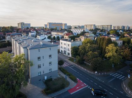 Zdjęcia budynków z lotu ptaka. 