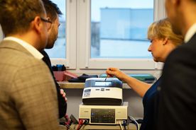 Sprzęty leczniczo-rehabilitacyjne w salach rybnickiego Ośrodka Leczenia i Rehabilitacji Dzieci im. św. Jana Pawła II 