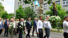 Procesja ulicami Rybnika z figurą świętego Antoniego - patrona miasta. 