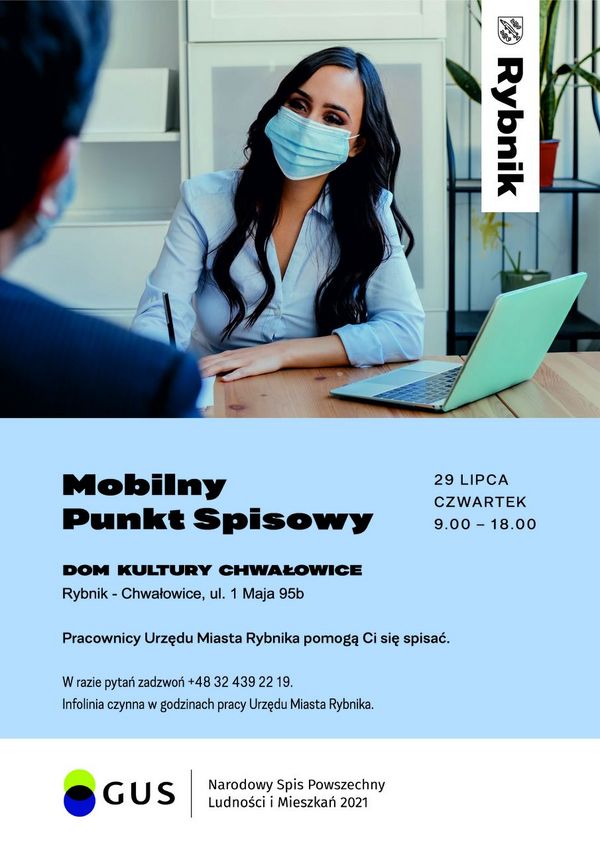 Plakat informujący o Mobilnym Punkcie Spisowym. W zdjęciowej części młoda kobieta w maseczce ochronnej siedzi przy stole, rozmawiając z drugą osobą, widoczną od tyłu. Na stole otwarty laptop