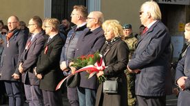 Obchody Święta Niepodległości na rybnickim rynku - flagi, mieszkańcy, żołnierze, poczty sztandarowe...