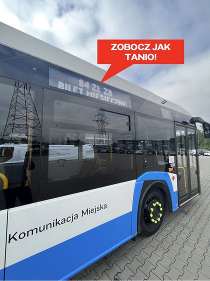 Autobus komunikacji miejskiej promujący tanie bilety 