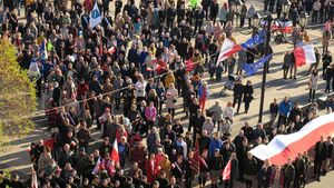 Obchody Święta Niepodległości na rybnickim rynku - flagi, mieszkańcy, żołnierze, poczty sztandarowe...