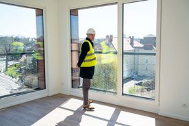 Briefing prasowy na terenie nowego budynku mieszkalnego TBS w Rybniku