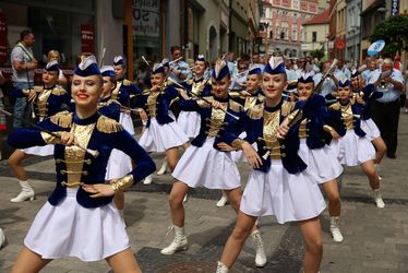Grupa mażoretek tańczących na ulicy