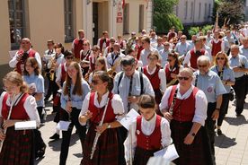 Procesja ulicami miasta z zabytkową figurą św. Antoniego