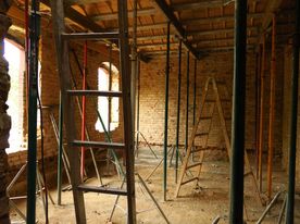 Swierklanska fot.LucynaTyl 8 Wnętrze ceglanego budynku w czasie gruntownego remontu, stropy podparte belkami.