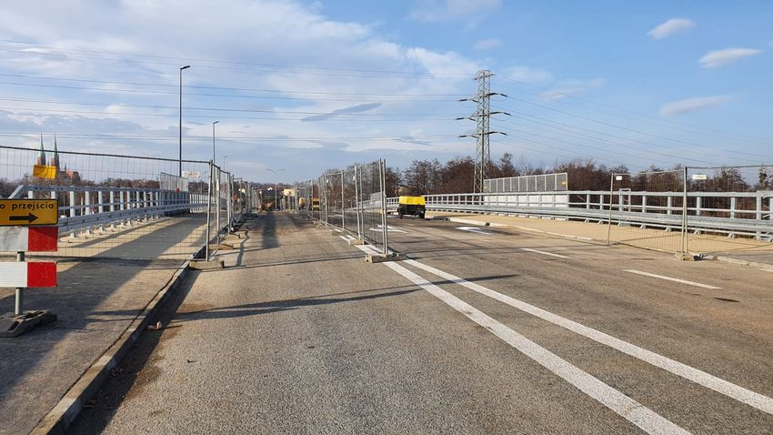 Ulica biegnąca górą wiaduktu