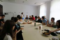 Grupa młodzieży w trakcie gry terenowej