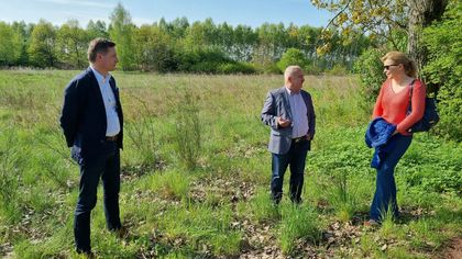Prezydent Rybnika Piotr Kuczera wraz z współpracownikami ogląda teren byłego boiska „Parys” pomiędzy dzielnicami Zamysłów i Niedobczyce, gdzie może powstać Centrum Aktywności Lokalnej