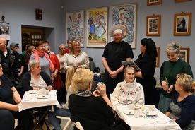 Grupa ludzi z kucharzem Remigiuszem Rączką