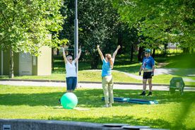 Seniorzy uprawiający sport w plenerze