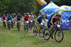 Grupa kolarzy podczas zawodów MTB. 