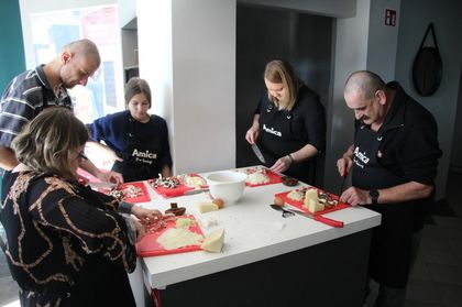 Warsztaty kulinarne w nowo otwartej kuchni społecznej przy ul. Zebrzydowickiej 30