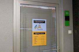 Drzwi prowadzące do punktu informacji dla Ukraińców