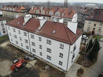 Kilkupiętrowy budynek mieszkalny po termomodernizacji. Widok z lotu ptaka.