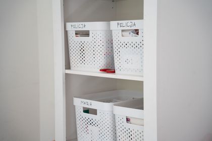 pudełka na półce