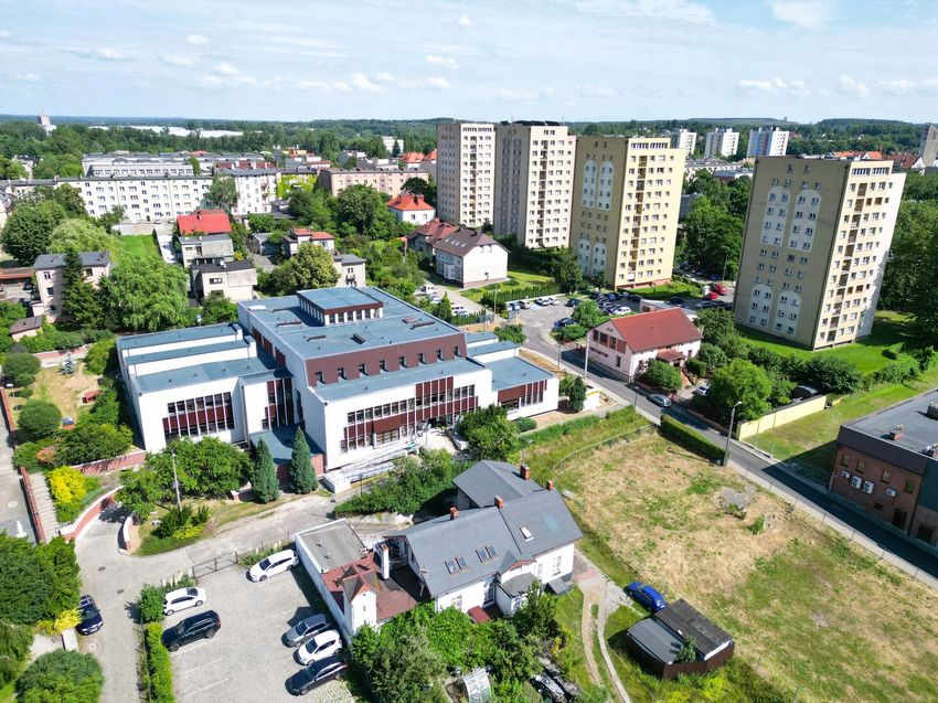 Budynek rybnickiej biblioteki po termomodernizacji w przestrzeni miasta