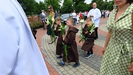 Procesja ulicami Rybnika z figurą świętego Antoniego - patrona miasta. 