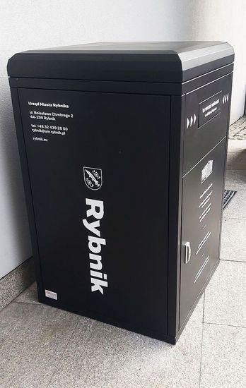 Czarna, metalowa wrzutnia na dokumenty urzędowe