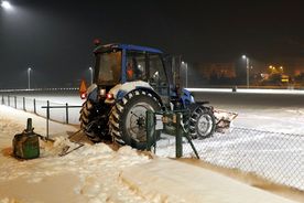 Traktor ubijający śnieg. Noc.