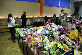 Pakowanie paczek w ramach akcji Czapka Św. Mikołaja Młodziezowej Rady Miasta Rybnika