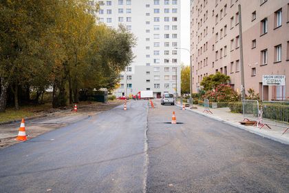 Zdjęcie przedstawia remontowaną ul. Dąbrówki.