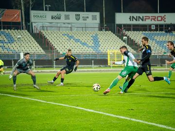 Młodzi piłkarze na boisku