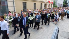 Procesja ulicami Rybnika z figurą świętego Antoniego - patrona miasta. 