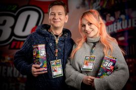 Chłopak i Dziewczyna w puszkami Wielkiej Orkiestry Świątecznej Pomocy - wolontariusze 30 finału. 