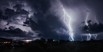 Burzowe niebo z chmurami i błyskawicami 