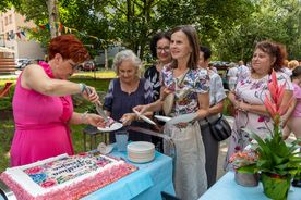 uczestnicy urodzin Dziennego Domu Pomocy Senioralnej