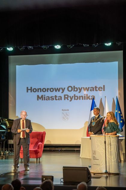zdjęcie sceny podczas gali wręczenia nagród honorowego obywatela Rybnika