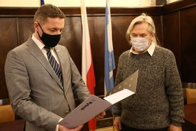 Prezydent Rybnika Piotr Kuczera wręcza nagrodę Marianowi Bednarkowi