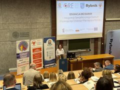 aula z przemawiającą kobietą