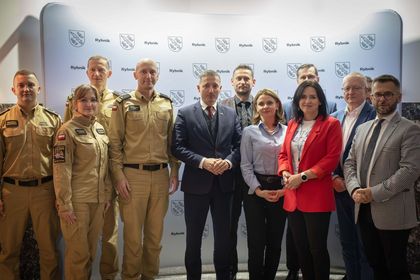 Wspólne zdjęcie prezydenta miasta Rybnika z przedstawicielami straży pożarnej