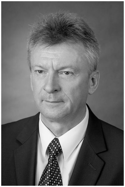 Czarno-białe, portretowe zdjęcie mężczyzny