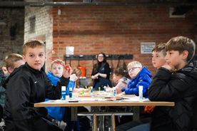 Młodzież uczsetnicząca w Festiwalu Nauki na Zabytkowej Kopalni Ignacy w Rybniku