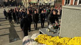Obchody Święta Niepodległości na rybnickim rynku - flagi, mieszkańcy, żołnierze, poczty sztandarowe...