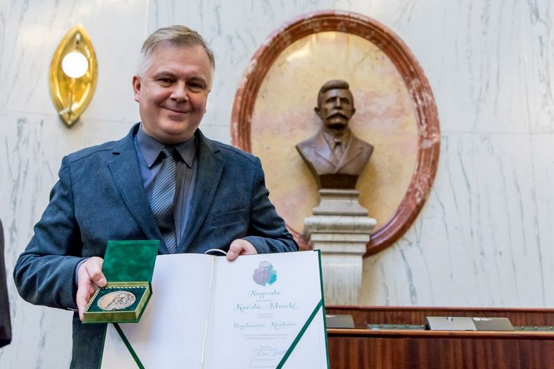 Dr Bogdan Kloch, laureat nagrody im. Karola Miarki za upowszechnianie kultury, z okolicznościowym dyplomem oraz medalem. 