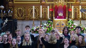 Procesja ulicami Rybnika z figurą świętego Antoniego - patrona miasta. 